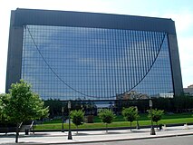 Marquette Plaza, arranha-céu com arco de catenária em seu design (Mineápolis, Estados Unidos).[23]