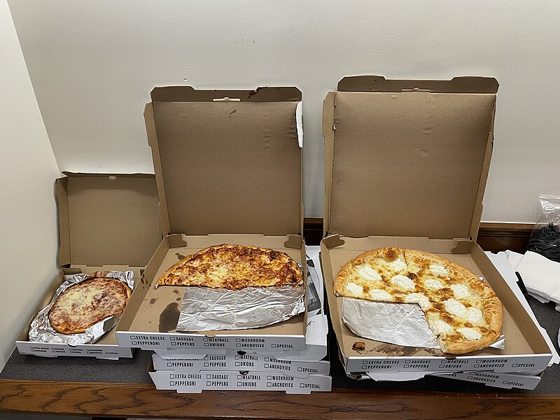 File:10292023 pizza options at Wikidata Day 2023 NYC.jpg