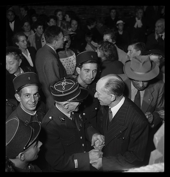 File:1953. Remise de l'épée d'académicien au duc de Levis-Mirepoix à Mirepoix (1953) - 53Fi4947.jpg