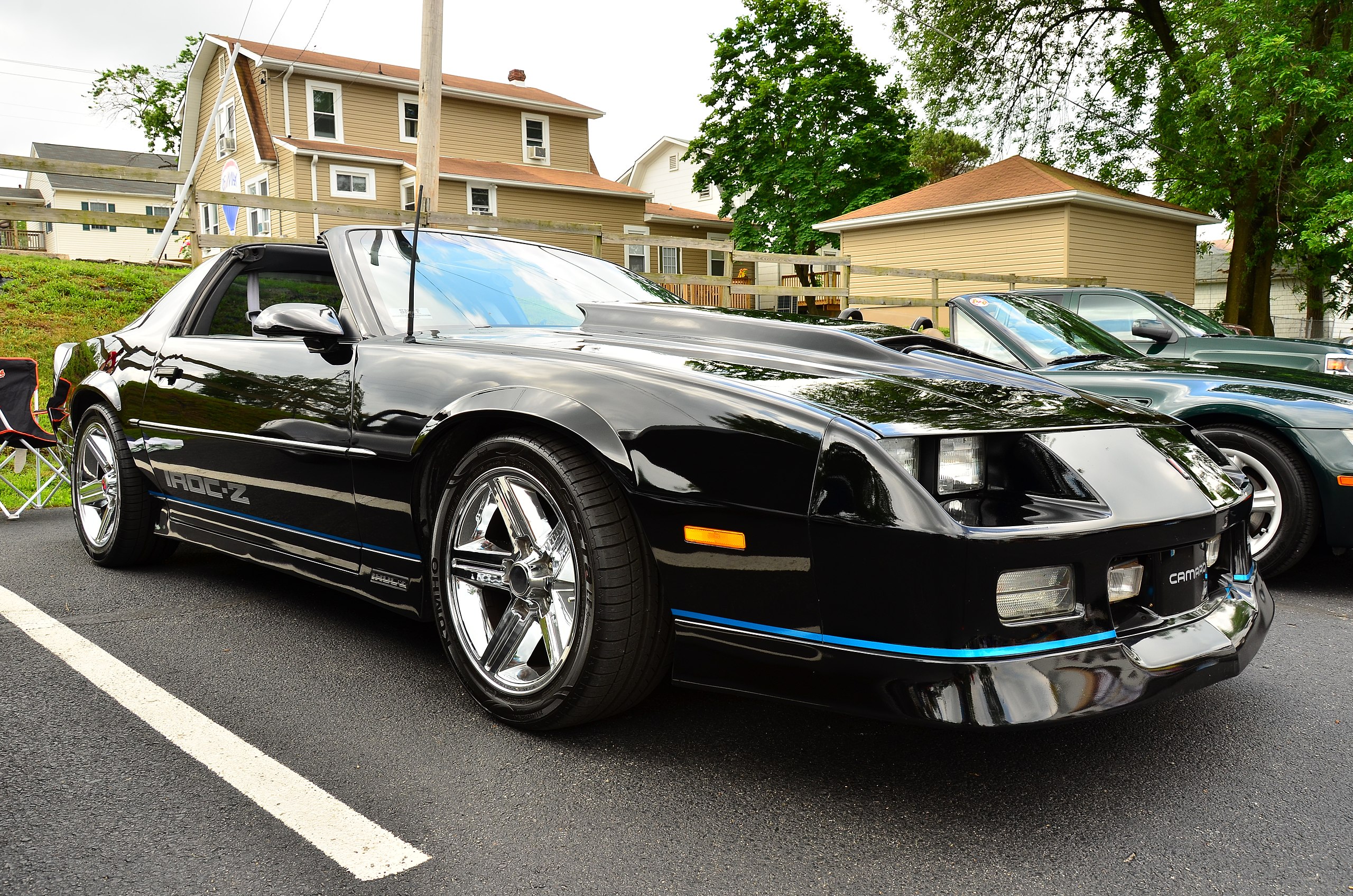 File:1989 Chevy Camaro IROC-Z With a Blue Line.jpg - Wikimedia Commons