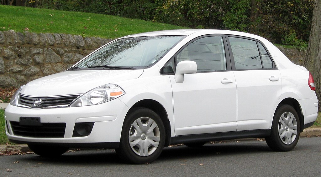 Nissan versa type s #9