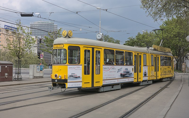 File:2017-04-15 AT Wien 01 Innere Stadt & Wien 02 Leopoldstadt, Schwedenplatz, E1 Vienna Ring Tram (51422801500).jpg