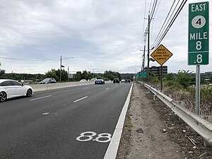 2018-07-21 17 10 17 Blick nach Osten entlang der New Jersey State Route 4 westlich der Ausfahrt zur New Jersey State Route 93 und zur Bergen County Route 501 (Grand Avenue) in Englewood, Bergen County, New Jersey.jpg