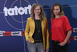 Cornelia Gröschel (Leonie Winkler) en Karin Hanczewski (Karin Gorniak) op de persconferentie op de plaats delict Das Nest