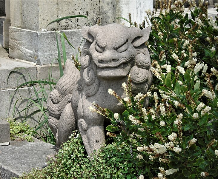File:2020 Untermyer Gardens lion sculpture (east, lower loggia).jpg