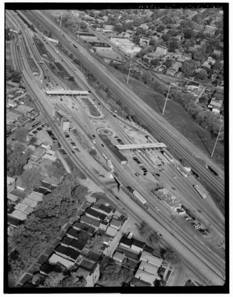 File:AERIAL VIEW, LOOKING NNW. NOTE SERVICE BUILDING RAMP ENTRANCE AT CENTER OF FRAME. - Chicago Skyway Toll Bridge, Toll Plaza and Service Building, 8801 South Anthony Avenue, HAER ILL, 16-CHIG, 138A-1.tif