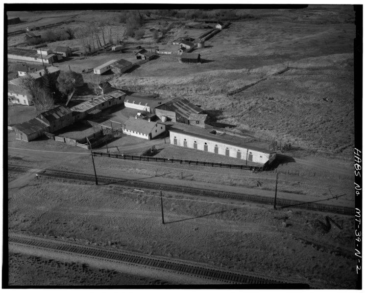 File:AERIAL VIEW OF DAIRY, DAIRY IS CENTER BUILDING IN CORRAL - Grant-Kohrs Ranch, Dairy, Highway 10, Deer Lodge, Powell County, MT HABS MONT,39-DELO,1-N-2.tif