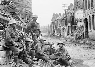 Soldats australiens après la bataille de Mont-Saint-Quentin (1918).