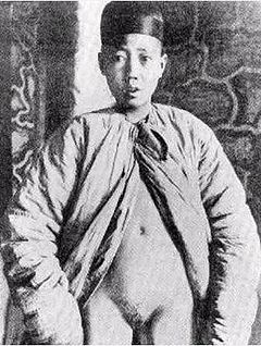 An emasculated Chinese eunuch from the Qing dynasty A eunuch of Qing Dynasty.JPG