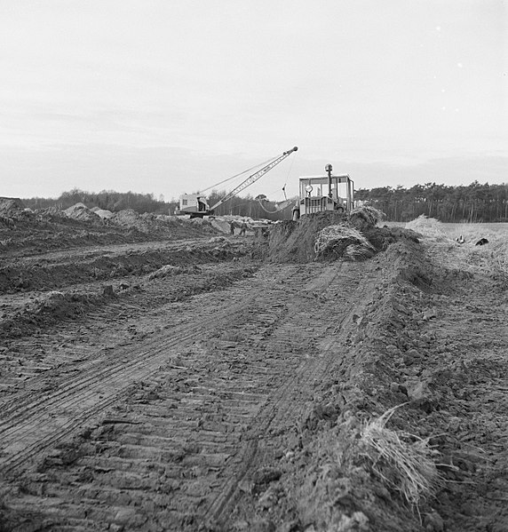 File:Aanleg autosnelweg E35 A12 voorbij Arnhem, bulldozers bezig, Bestanddeelnr 912-0745.jpg