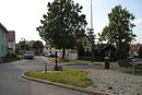 At the village pond with a view of the church Münchenroda.JPG