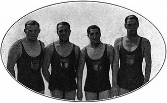 photo noir et blanc de 4 hommes en maillot de bain