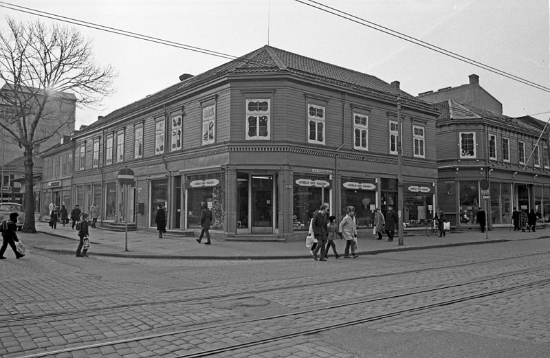 File:Andreas Moe Magasin - Olav Tryggvasons gate 29 (1972) (8569093772).jpg