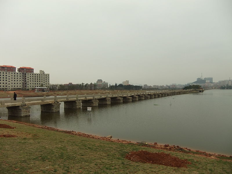 File:Anping Bridge - looking west toward Shuitou Town - DSCF9080.JPG