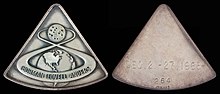 Dos medallas de forma triangular, a la izquierda el camino Tierra-Luna de Apolo