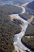 Les méandres d'un cours d'eau entouré de végétation.