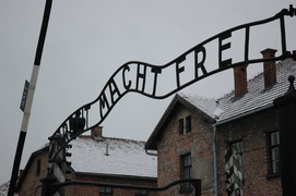 «Arbeit macht frei»(«Աշխատանքն ազատում է») լոզունգը համակենտրոնացման ճամբարի մուտքին