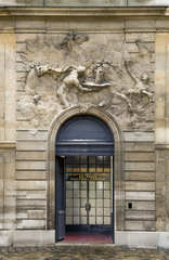 Archives nationales (Paris), Minutier central des notaires de Paris : la cour des Chevaux du Soleil, bas-relief de Robert Le Lorrain.