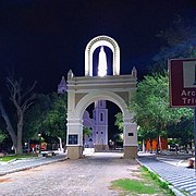 O Arco do Triunfo em Caicó, com a Catedral de Sant'Ana atrás