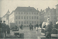 The Royal Pawn viewed from Gammel Strand in 1907 Assistentshuset set fra Gammelstrand.jpg