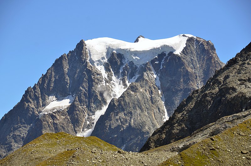 File:Avalanche or tumbling of the seracs (in French, chute de seracs) at Mont Collon 3639 m. See next picture for more details - panoramio.jpg