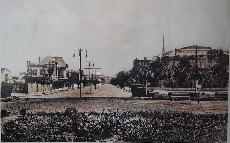 File:Avenida Hipólito Yrigoyen tomada desde Plaza España Córdoba (Argentina) comienzos del siglo 20.jpg