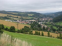 Celkový pohled ze silnice směrem od Svitav na jih, ve směru průběhu Česko-moravské hranice