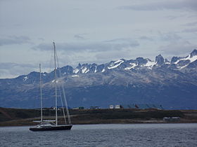 Barco velero en la bahía de Ushuaia.