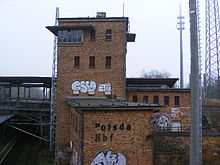 Ehemaliges Stellwerk und Teil der oberen Bahnsteige im Jahr 2009