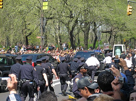 Tập tin:Benedict XVI in New York Central Park.jpg