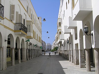 A Rua Omar Mukhtar, com casas do período colonial italiano