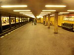 Perrongen på Zoologischer Garten tunnelbanestation för linje U2.