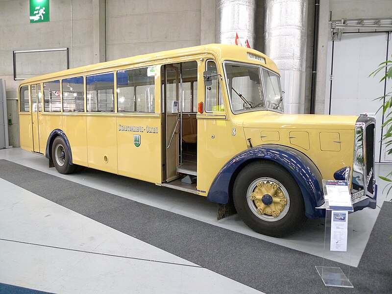 File:Berna 4 UPO Autobus 1946.JPG