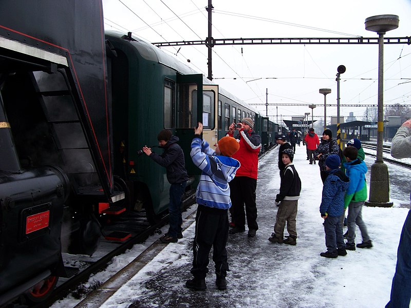 File:Beroun, Křivoklát expres (prosinec 2012), po připojení lokomotivy.jpg