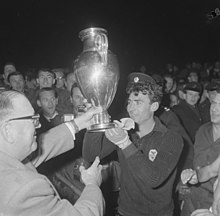 קוסטה פריירה (מימין) מחזיק את גביע אירופה לאלופות השני בו זכו בעונת 1961/62