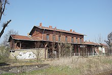 Trotz der Überdachung und des geringen Abstandes zu Gleis 1 gab es am Empfangsgebäude keinen Hausbahnsteig, 2014