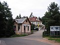 Östliches Eingangs­gebäude, heute Museum. Dahinter das Wirtschafts­gebäude mit Restaurant