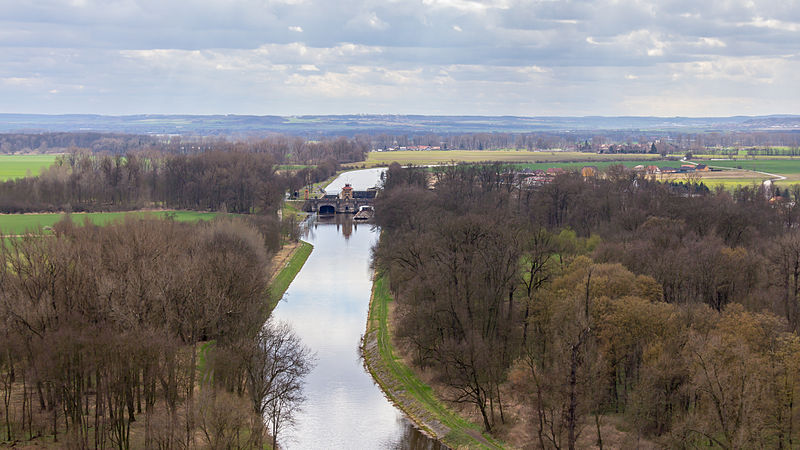 File:Blick von Mělník auf Moldaukanal mit Schleuse von Hořín und Frachtschiff-6719.jpg