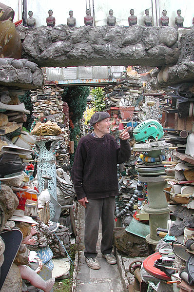 File:Bohdan Litnianski dans son Jardin des Merveilles. Viry-Noureuil. Aisne.jpg