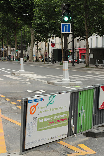 File:Boulevard Saint-Martin (Paris), feu rouge 02.jpg