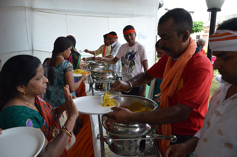 File:Breakfast Distribution - Rawatpura Sarkar Ashram - Chitrakoot - Satna 2014-07-05 6355.JPG