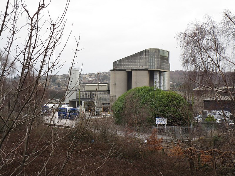 File:Breedon Cement silo, Dewsbury (geograph 5684886).jpg