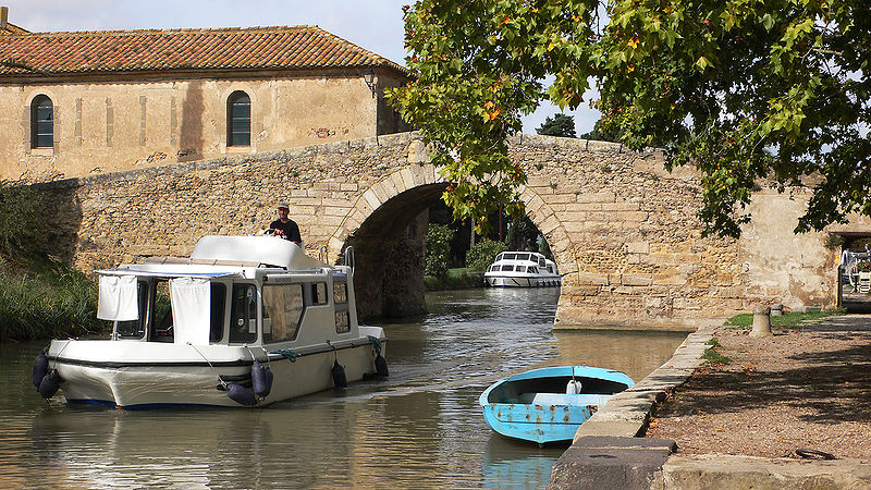 File:Bridge over Canal du Midi.jpg