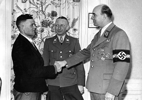 Gauleiter Greiser greeting the millionth German of Reichsgau Wartheland, 1944