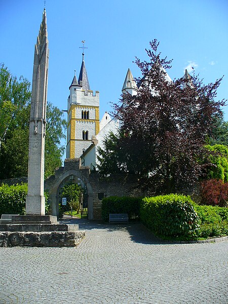 File:BurgkircheKriegerdenkmal.JPG