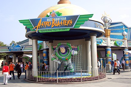 Buzz сайт. Buzz Lightyear Диснейленд аттракцион. Disney Park Buzz Lightyear. Аттракцион Базз Лайтер в Диснейленд. Волшебное королевство Дисней аттракционы для база Лайтера.