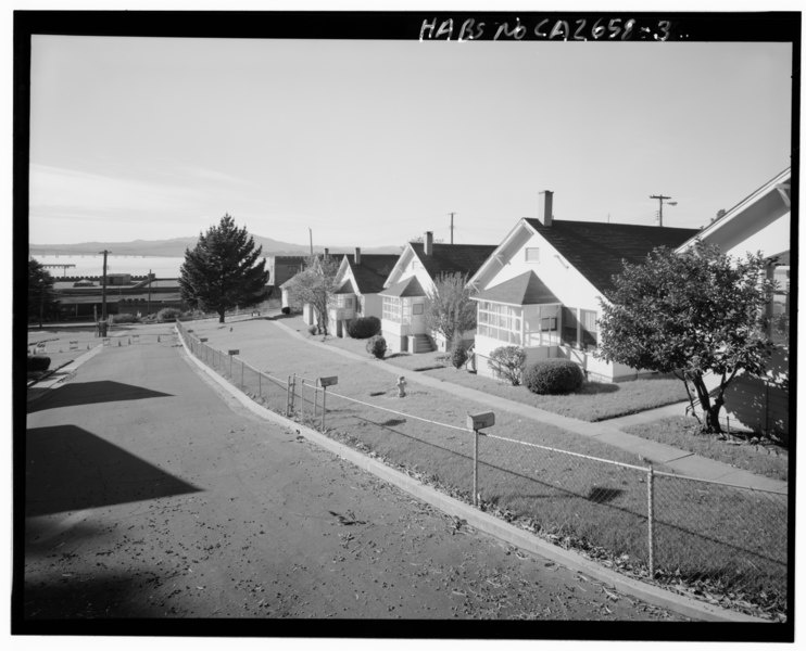 File:CONTEXTUAL VIEW OF ROW HOUSING ALONG GRAY'S CIRCLE, FACING WEST - Winehaven, Point Molate Naval Fuel Depot, Richmond, Contra Costa County, CA HABS CAL,7-RICH,2-3.tif