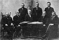 Løvlands regjering 1907–1908. Fra venstre: 1. Sven Aarrestad (V), 2. Sofus Arctander (V), 3. Karl Friederich Griffin Dawes (V), 4. Statsminister Løvland (V), 5. Johan Magnus Halvorsen (MV), 6. Abraham Berge (V), 7. Johan Olaf Bredal (liberal) og 8. Jørgen Brunchorst (uavh.)