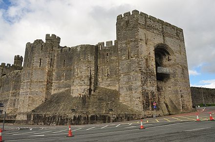 Castle 7 3. Замок Карнарвон. Замок Карнарвон реконструкции. Кэрнарфон. Крепость великолепная.