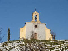 La chapelle Notre-Dame-de-la-Salette de Calas sur sa colline.